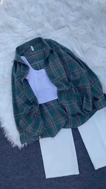 Cozy Casual Explorer Look: Soft Cotton White Wide-Leg Pants + Lavender Ribbed Tank + Forest Green Oversized Plaid Shirt Combo